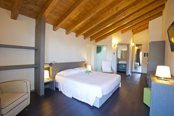 Imagen de la habitación del Hotel Harmony Suite. Foto 15