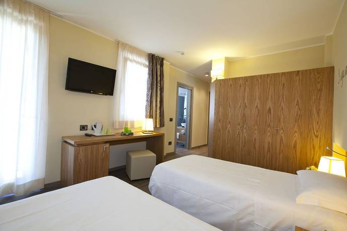 Imagen de la habitación del Hotel Harmony Suite. Foto 16