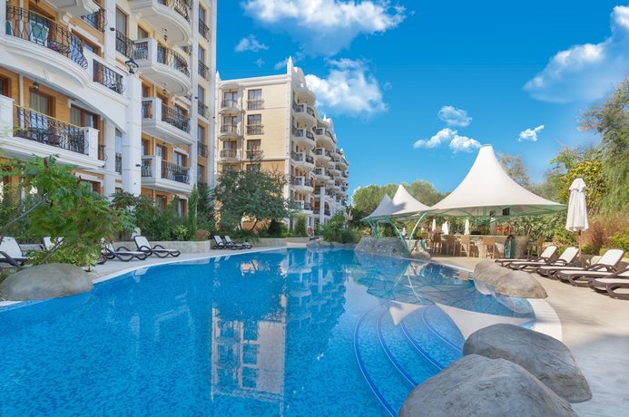 Imagen de la piscina del Hotel Harmony Suites Grand Resort. Foto 17