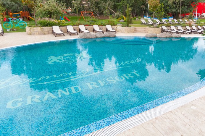 Imagen de la piscina del Hotel Harmony Suites Grand Resort. Foto 18