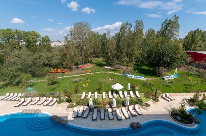 Imagen de la piscina del Hotel Harmony Suites Grand Resort. Foto 20