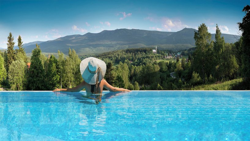 Imagen de la piscina del Hotel Harmony Valley Resort. Foto 10
