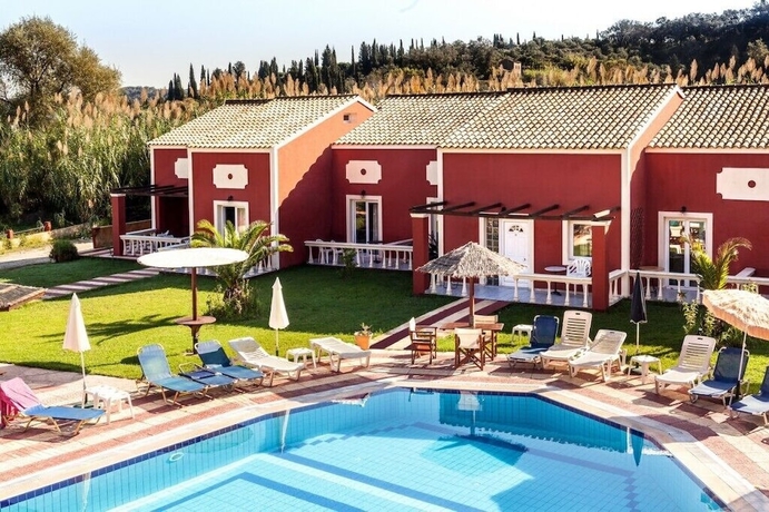 Imagen de la piscina del Hotel Haroula Apartments. Foto 13