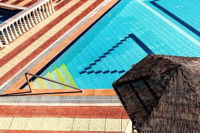 Imagen de la piscina del Hotel Haroula Apartments. Foto 14