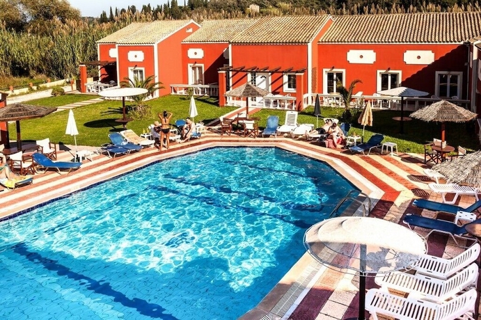 Imagen de la piscina del Hotel Haroula Apartments. Foto 15