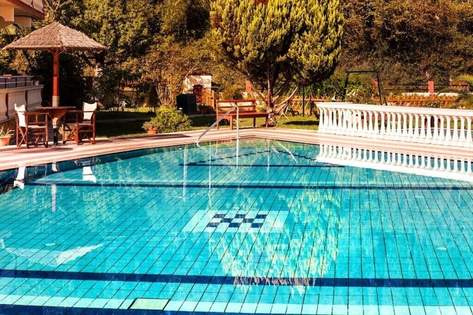 Imagen de la piscina del Hotel Haroula Apartments. Foto 16