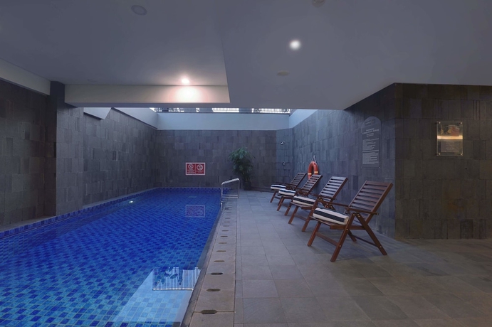 Imagen de la piscina del Hotel Harper Cikarang by ASTON. Foto 18