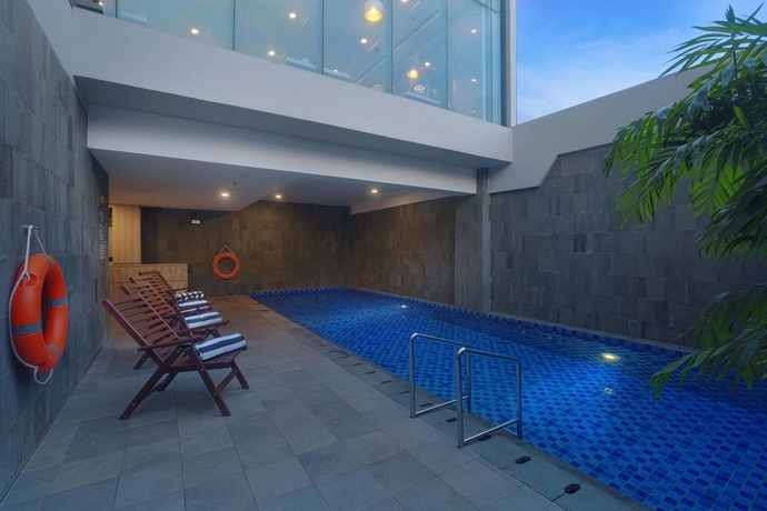 Imagen de la piscina del Hotel Harper Cikarang by ASTON. Foto 19