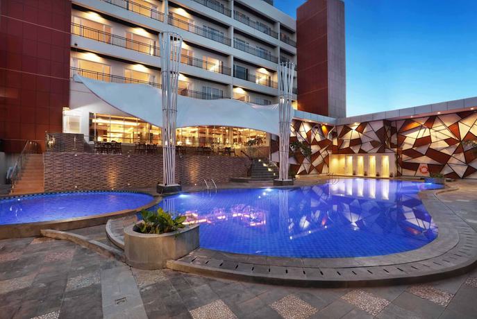 Imagen de la piscina del Hotel Harper Perintis by ASTON. Foto 20