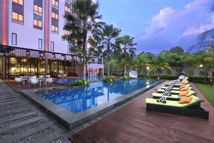 Imagen de la piscina del Hotel Harper Purwakarta. Foto 26