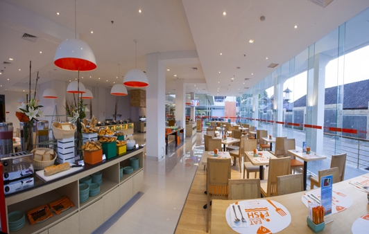 Imagen del bar/restaurante del Hotel Harris Cokroaminoto Denpasar. Foto 3