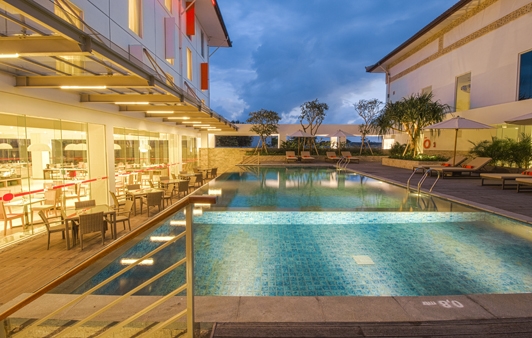 Imagen de la piscina del Hotel Harris Cokroaminoto Denpasar. Foto 14