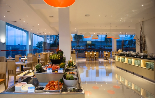 Imagen del bar/restaurante del Hotel Harris Cokroaminoto Denpasar. Foto 4
