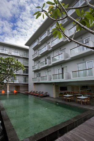 Imagen de la piscina del Hotel Harris Kuta Galleria - Bali. Foto 13
