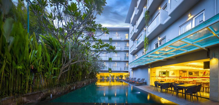 Imagen de la piscina del Hotel Harris Kuta Galleria - Bali. Foto 14