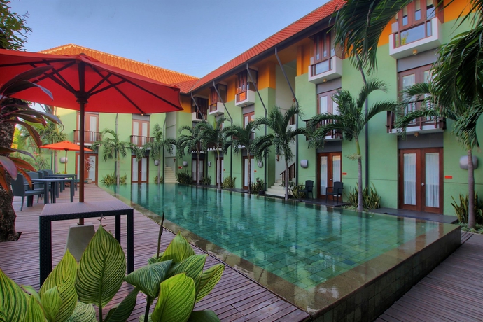 Imagen de la piscina del Hotel Harris Kuta Tuban Bali. Foto 15