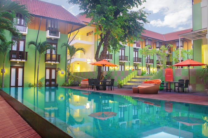 Imagen de la piscina del Hotel Harris Kuta Tuban Bali. Foto 16