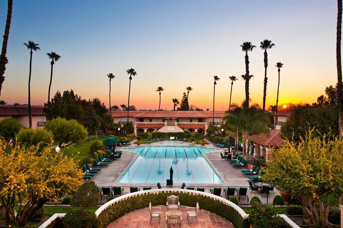 Imagen de la piscina del Hotel Harris Ranch Inn. Foto 20