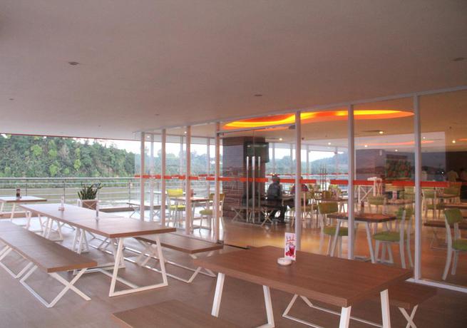 Imagen del bar/restaurante del Hotel Harris Samarinda. Foto 2