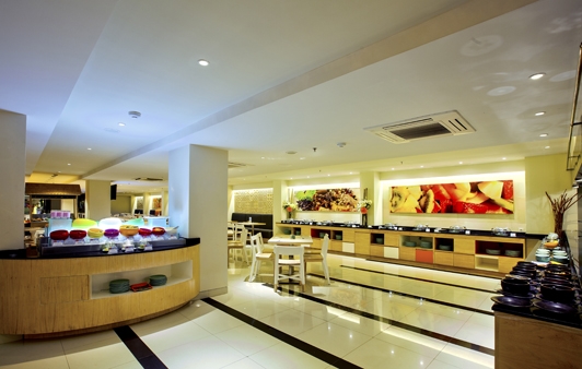 Imagen del bar/restaurante del Hotel Harris Seminyak - Bali - Chse Certified. Foto 5