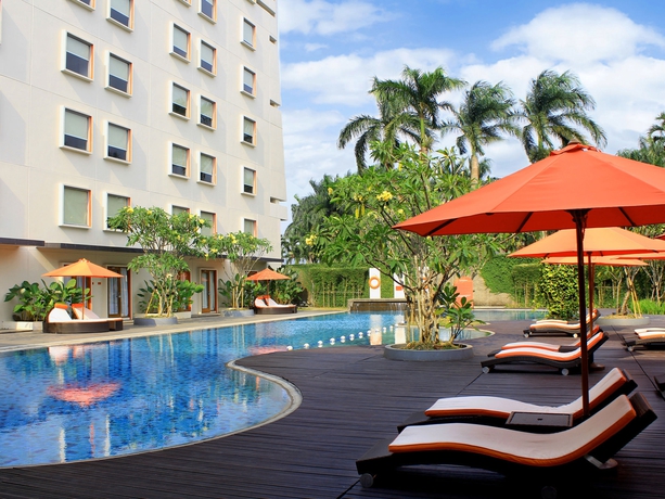 Imagen de la piscina del Hotel Harris Sentul City - Bogor. Foto 13