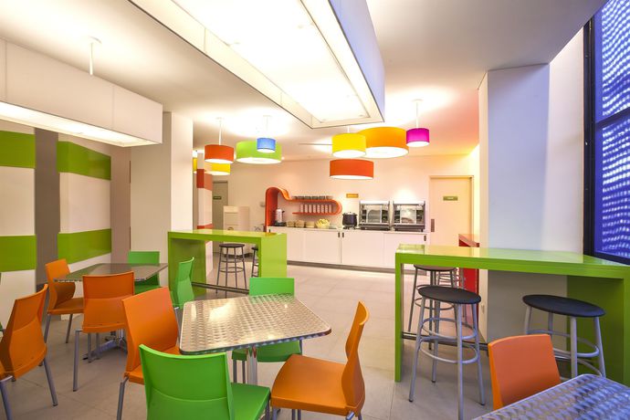 Imagen del bar/restaurante del Hotel Harris and Conventions Denpasar - Bali. Foto 12