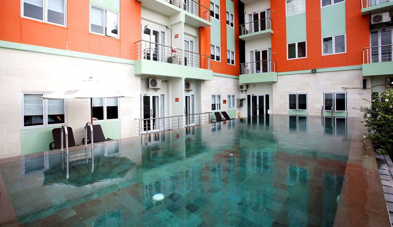 Imagen de la piscina del Hotel Harris and Residence Riverview Kuta - Bali. Foto 13