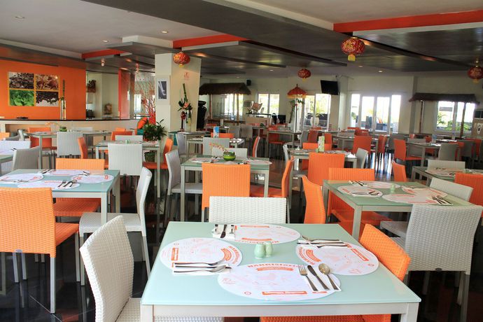 Imagen del bar/restaurante del Hotel Harris and Residence Riverview Kuta - Bali. Foto 2