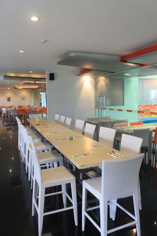 Imagen del bar/restaurante del Hotel Harris and Residence Riverview Kuta - Bali. Foto 3