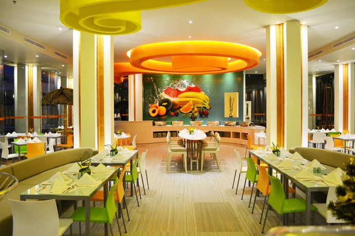 Imagen del bar/restaurante del Hotel Harris and Residence Sunset Road - Bali - Chse Certified. Foto 2