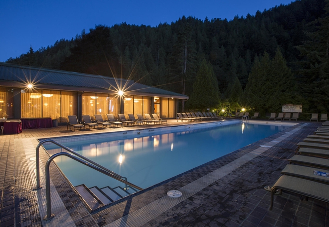 Imagen de los exteriores del Hotel Harrison Hot Springs Resort and Spa. Foto 4
