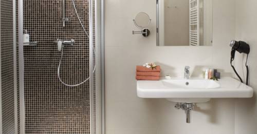 Imagen de la habitación del Hotel Harvey Spa. Foto 13