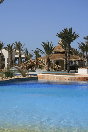 Imagen de la piscina del Hotel Hasdrubal Prestige Thalassa and Spa Djerba. Foto 15