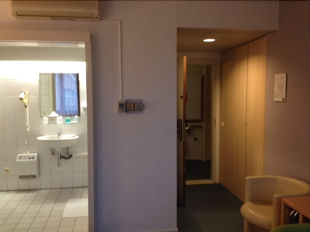 Imagen de la habitación del Hotel Hashotel. Foto 17