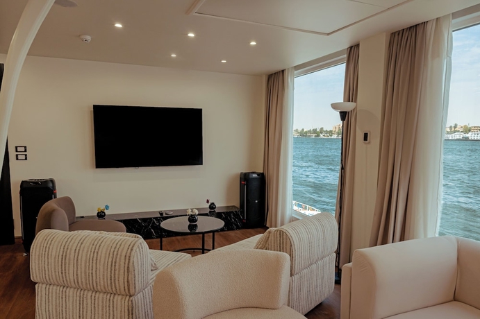 Imagen del bar/restaurante del Hotel Hathor Ultra Luxury Dahabiya Cruise - Wednesday from Aswan 3 Nights. Foto 3