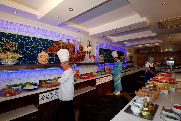 Imagen del bar/restaurante del Hotel Hatipoglu Beach. Foto 2