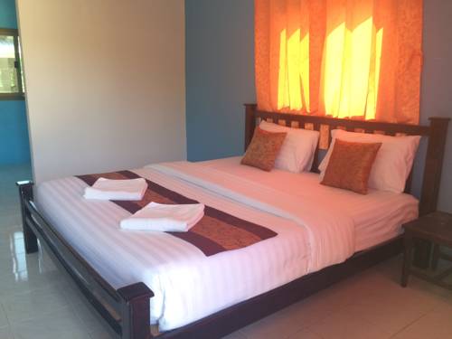 Imagen de la habitación del Hotel Hatzanda Lanta Resort. Foto 10