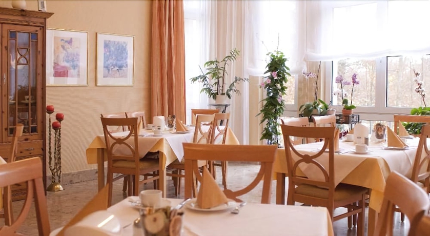 Imagen del bar/restaurante del Hotel Haus Am Park, Bad Homburg vor der H&ouml;he. Foto 4