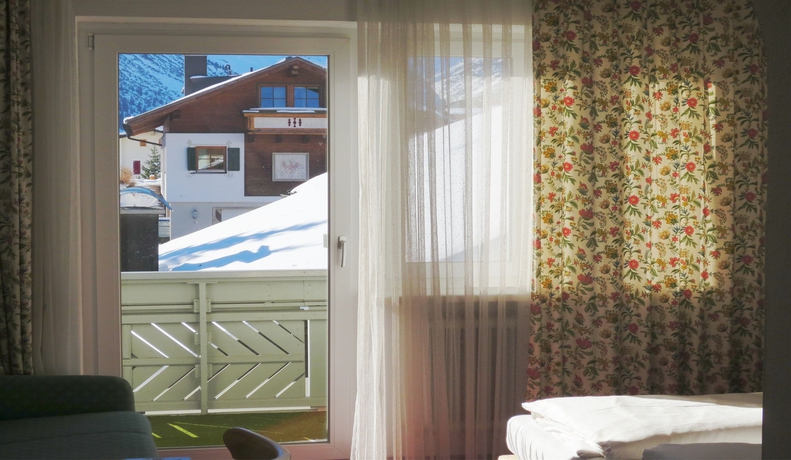 Imagen de la habitación del Hotel Haus Churlis. Foto 13