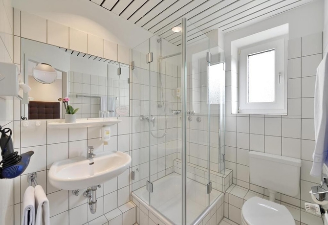 Imagen de la habitación del Hotel Haus Kronenthal. Foto 16