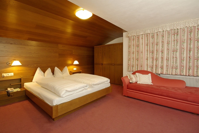 Imagen de la habitación del Hotel Haus Schrofenstein. Foto 14