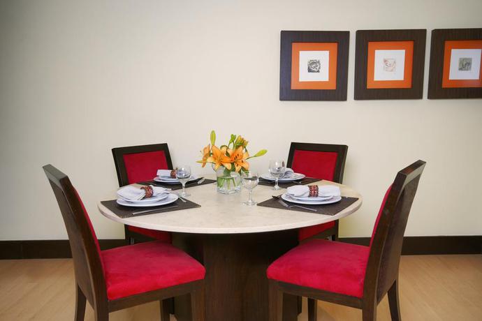 Imagen del bar/restaurante del Hotel Hausuites Santa Fe. Foto 3