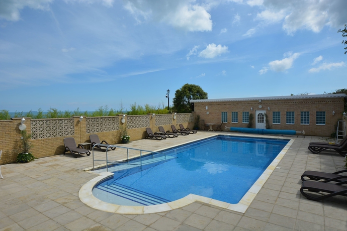 Imagen de la piscina del Hotel Haven Hall. Foto 19