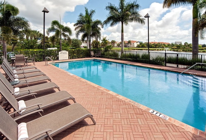 Imagen de la piscina del Hotel Hawthorn Extended Stay by Wyndham West Palm Beach. Foto 9