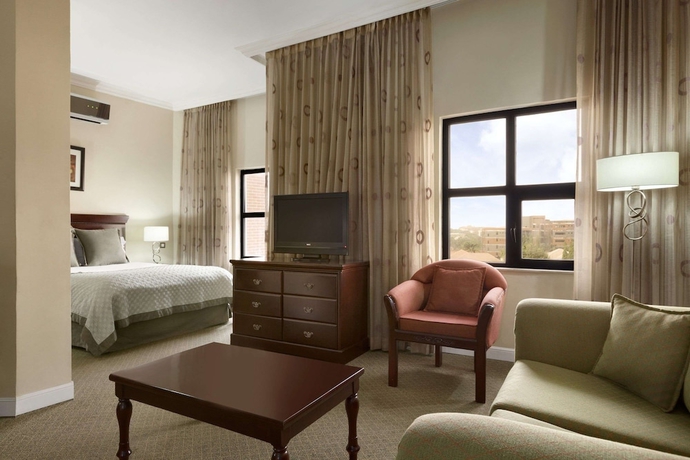 Imagen de la habitación del Hotel Hawthorn Suites By Wyndham Abuja. Foto 9