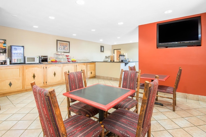 Imagen del bar/restaurante del Hotel Hawthorn Suites By Wyndham Albuquerque. Foto 2