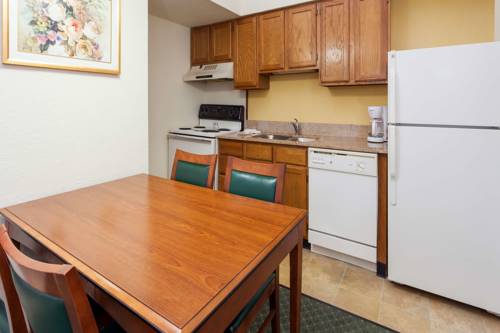 Imagen de la habitación del Hotel Hawthorn Suites By Wyndham Dearborn/detroit, Mi. Foto 13