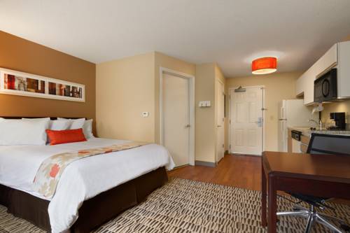 Imagen de la habitación del Hotel Hawthorn Suites By Wyndham Detroit Farmington Hill. Foto 10