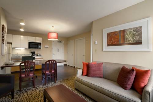 Imagen de la habitación del Hotel Hawthorn Suites By Wyndham Detroit Farmington Hill. Foto 16