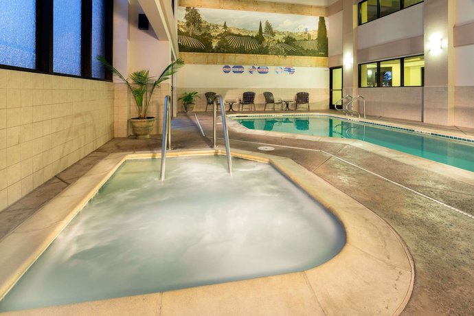 Imagen de la piscina del Hotel Hawthorn Suites By Wyndham Napa Valley. Foto 19